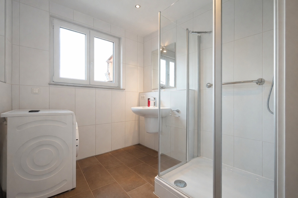 Duschbad mit Waschmaschine