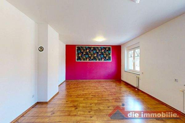 Wohnzimmer mit großzügigem Schnitt