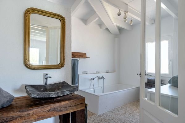 Badewanne und Dusche
