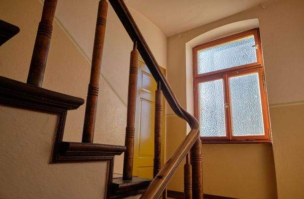 Blick in das gepflegte Treppenhaus