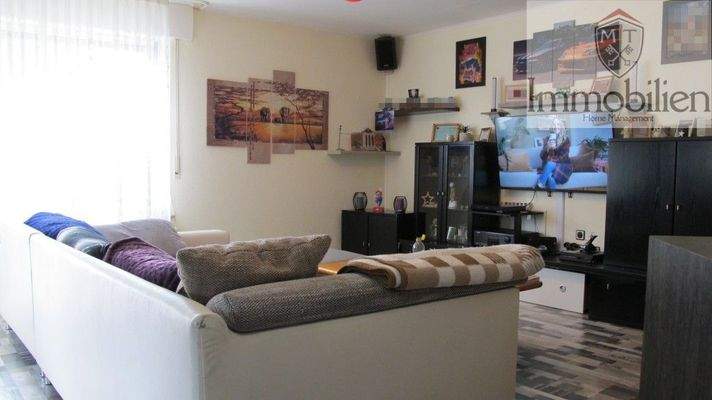 Wohnzimmer mit Zugang zum Balkon