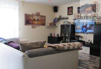 Wohnzimmer mit Zugang zum Balkon