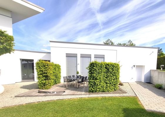 Weitere Terrasse und Zugang zur Garage