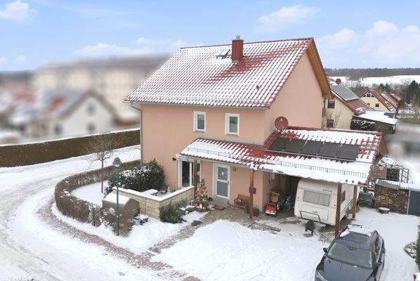 Schönes Haus mit Carport