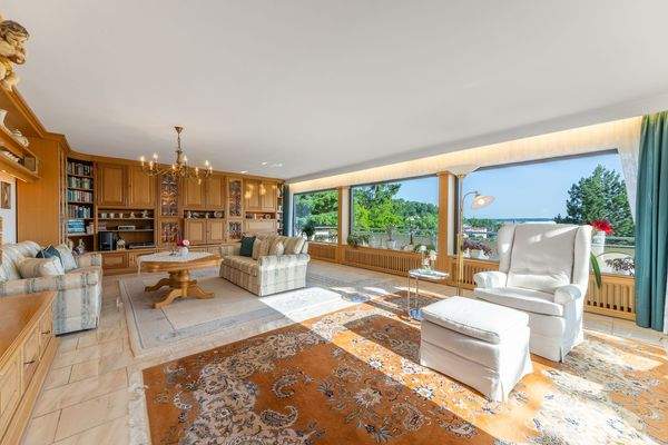 Wohnbereich mit Panoramafenster und herrlichem Ausblick ins Grüne