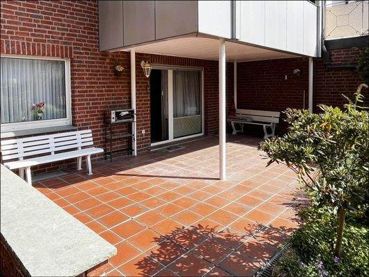 EG: große teilüberdachte Terrasse - der Terrassenbelag muss erneuert werden