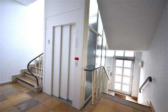 Treppenhaus mit Personenaufzug