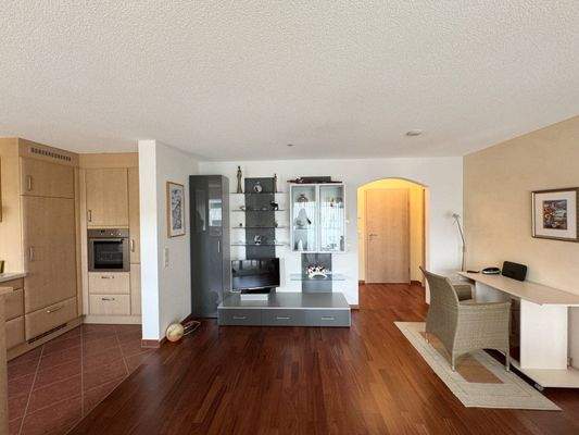 lichtdurchflutetes Wohn-/Esszimmer mit Einbauküche