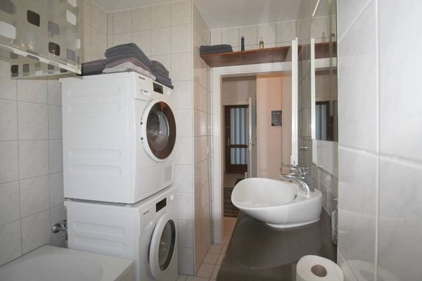 Bad mit Badewanne und Blick in den Flur