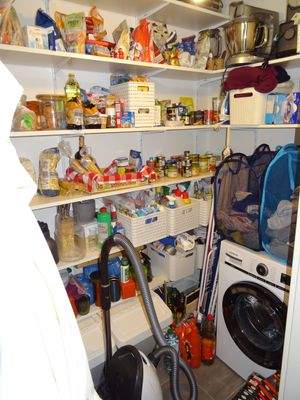 Abstellraum mit Waschmaschinenanschluss.