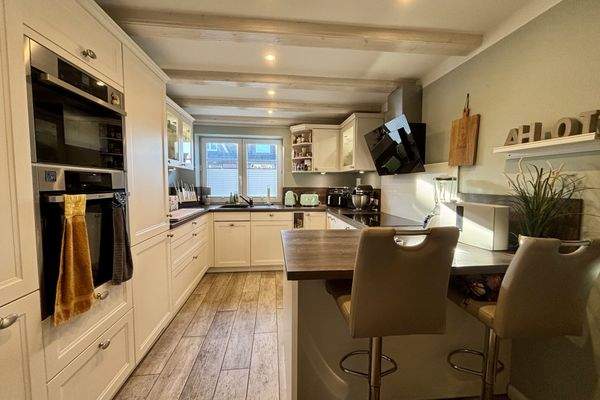 moderne Küche mit kleinem Essbereich