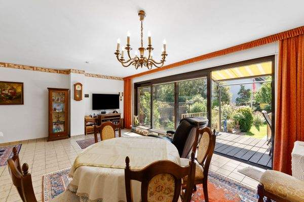 Essbereich mit Blick in den Garten