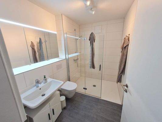 Badezimmer mit ebenerdiger Dusche