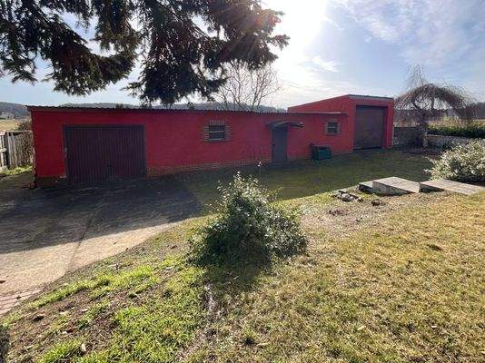 weiteres Garagengebäude