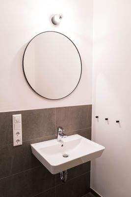 Waschtisch mit Spiegel