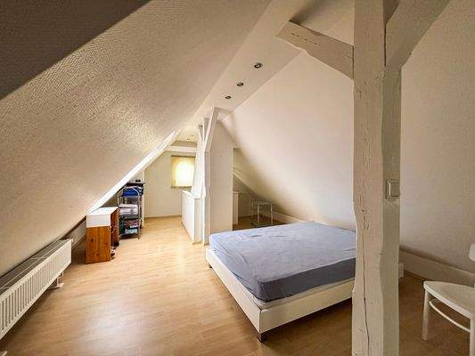 Ausgebautes Kinder- oder Arbeitszimmer oder Gästezimmer mit Ankleide