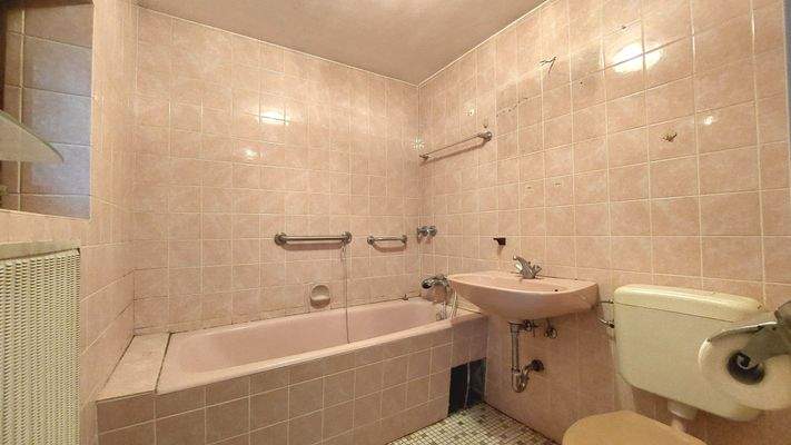 Tageslicht-Badezimmer im UG, 4,2 m²