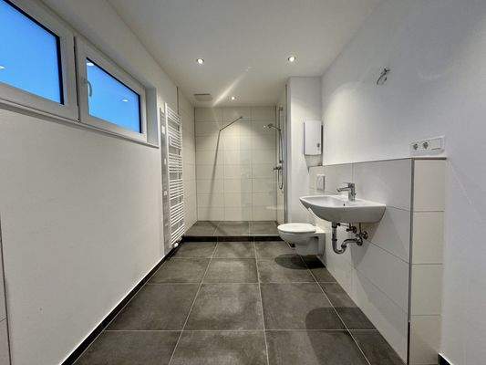 Großes Bad mit Anschlüssen für Trockner/Waschmaschine