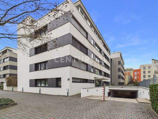 Haus und Tiefgarageneinfahrt