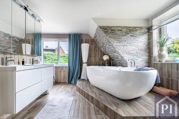 Hochwertige Wanne im Dachgeschoss