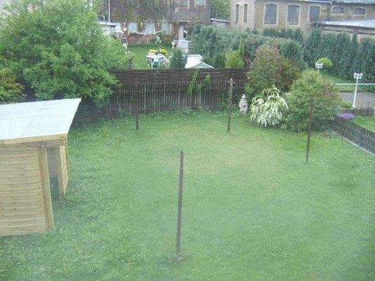 Hausgarten mit Fahrradschuppen