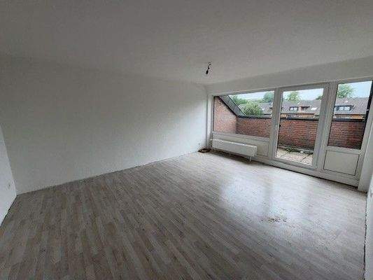 Helles Wohnzimmer mit Balkon