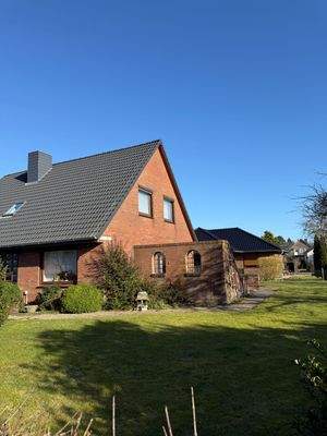 Hausansicht mit Garten (2)