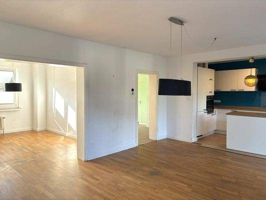 Offener Wohn- und Essbereich mit Küche