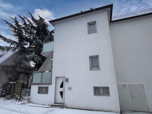 Vorderansicht nebst Garagentor