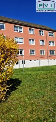 Hausansicht mit Wiesenbereich