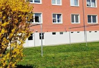 Hausansicht mit Wiesenbereich