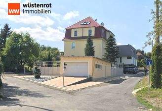 Straßenansicht mit Garage