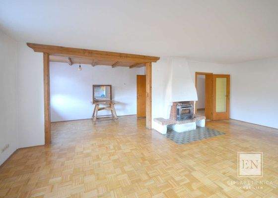 Wohnzimmer mit Blick auf Essbereich