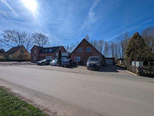 Frontansicht mit PKW Stellplätzen