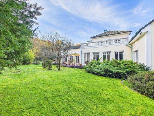 Villa mit Parkgrundstück und Pool in Beaumarais