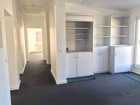 Offene Teeküche mit Zugänge zu Büros