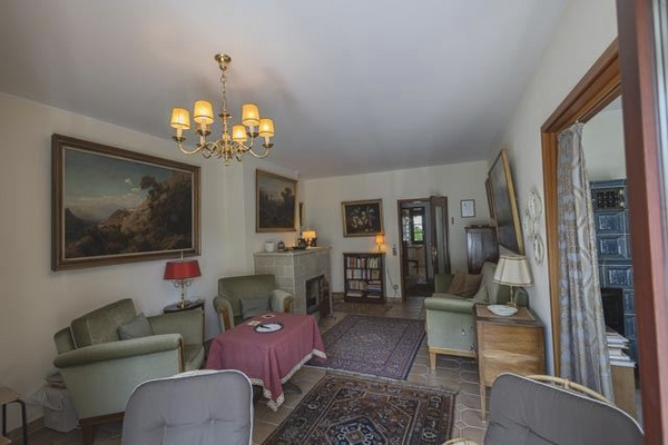 Wohnzimmer mit Kamin