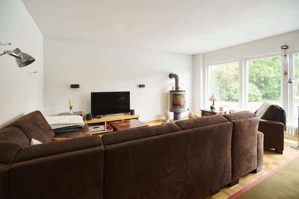 Das helle Wohnzimmer mit Kamin