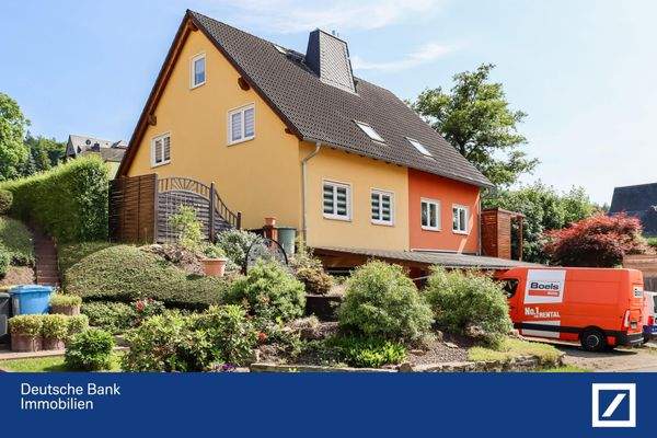 Straßenseite Bild mit mehr Gartenanteil