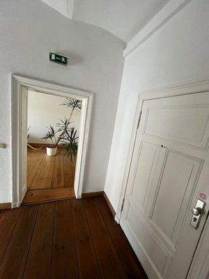 rechts Mietfläche, geradezu Zugang Fahrstuhl.jpg