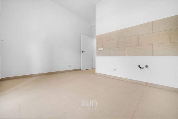 Küche: Groß und hell!