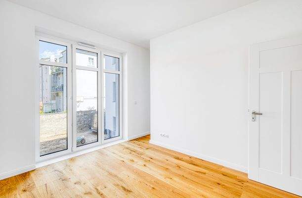 Schlafzimmer mit bodentiefen Fenstern