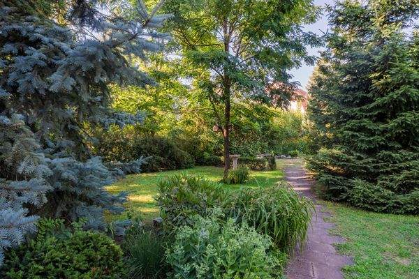 Ein Garten der zum Verweilen einlädt