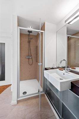 mit Dusche & Doppelwaschtisch