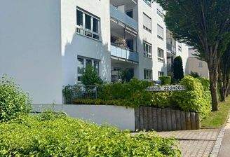 Hausansicht und Tiefgaragenabf