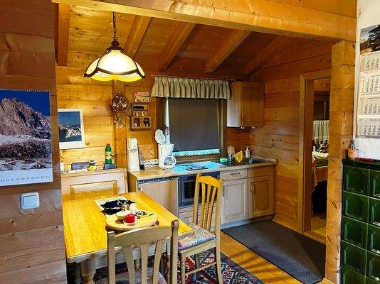 Küche mit Essbereich und Nebenraum