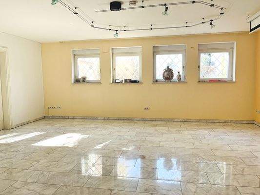 vielseitig nutzbarer, belichteter Wohn- od. Hobbyraum mit Marmorboden im Untergeschoss (Lichthof)