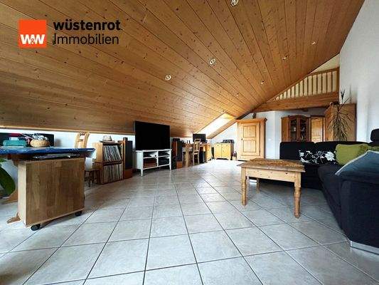 Wohnzimmer: Weite unterm Dach – Wohnen mit Raum, Struktur und Atmosphäre