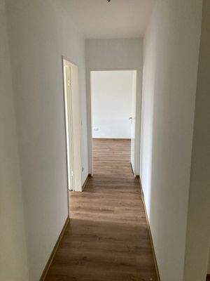 BEISPIELBILD: Flur mit Vinylboden in Holzoptik