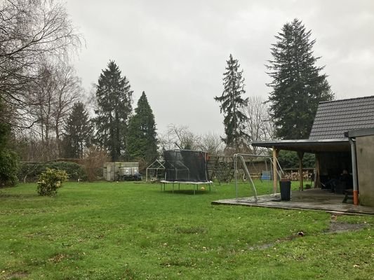 Garten mit überdachter Terrasse